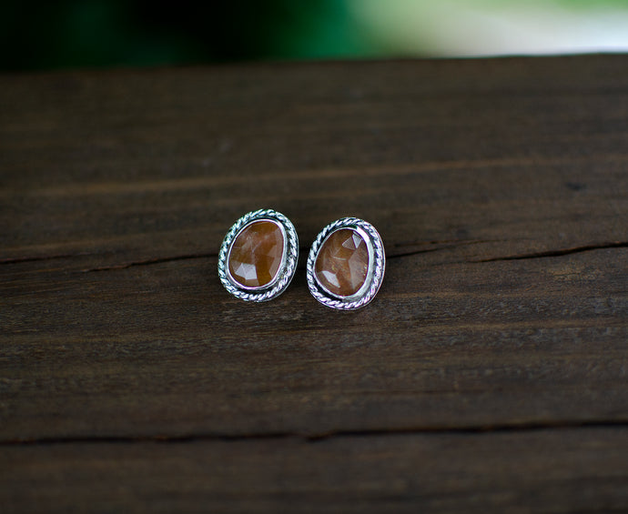 Golden Sunstone Stud Earrings. - schilverjewelry
